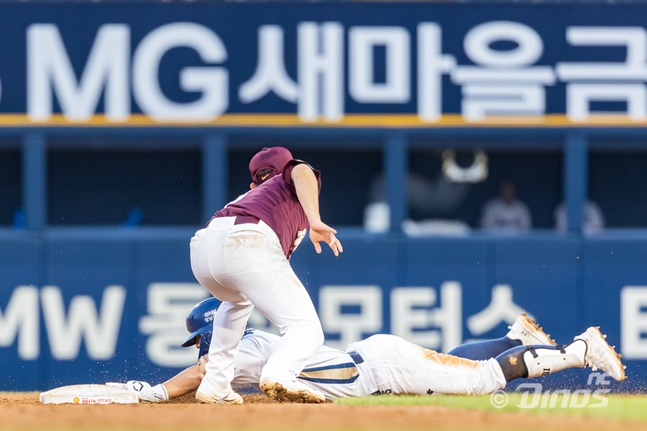 NC 서호철(오른쪽)이 5일 창원 키움전에서 3회 말 2루 베이스에 들어가고 있다. /사진=NC 다이노스