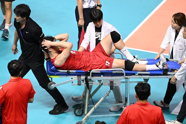 한국전력 공재학이 7일 컵대회 삼성화재전 3세트 도중 쓰러진 뒤 실려나가고 있다. /사진=KOVO