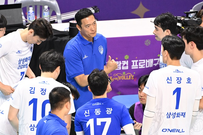 김상우 삼성화재 감독(가운데)이 경기 도중 선수들에게 작전을 지시하고 있다. /사진=KOVO