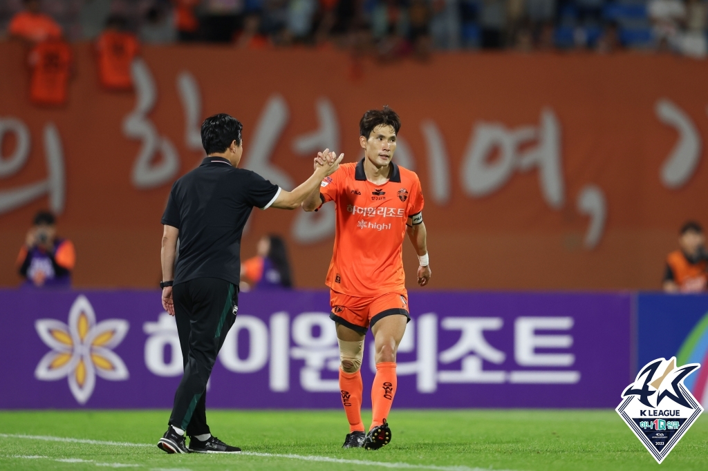 한국영(가운데). /사진=한국프로축구연맹
