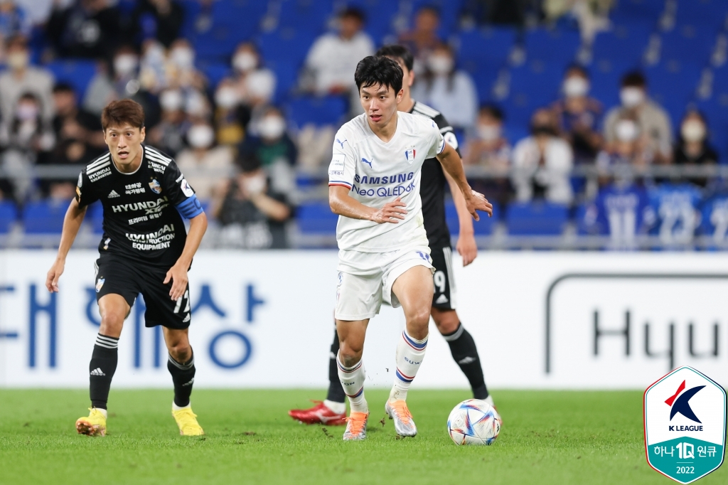 전진우(가운데). /사진=한국프로축구연맹