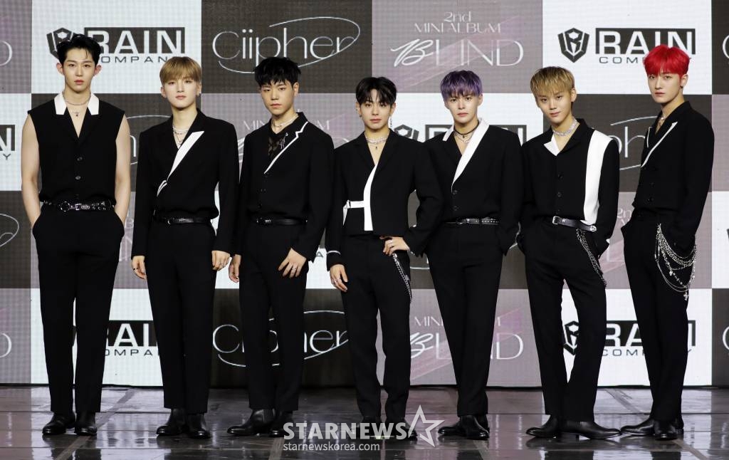 그룹 싸이퍼(Ciipher)가 28일 오후 온라인 생중계로 진행된 두 번째 미니앨범 '블라인드'(BLIND) 발매기념 쇼케이스에 앞서 포즈를 취하고 있다. 이번 앨범 'BLIND'는 지난 3월 발표한 데뷔 앨범 이후 약 6개월 만에 공개하는 신보로, 음악뿐만 아니라 퍼포먼스, 비주얼 등 모든 면에서 성장한 멤버들의 뚜렷한 개성과 색깔을 담아낸 앨범으로 기대를 자아내고 있다. /사진제공=레인컴퍼니 2021.09.28 /사진=이동훈 기자 photoguy@
