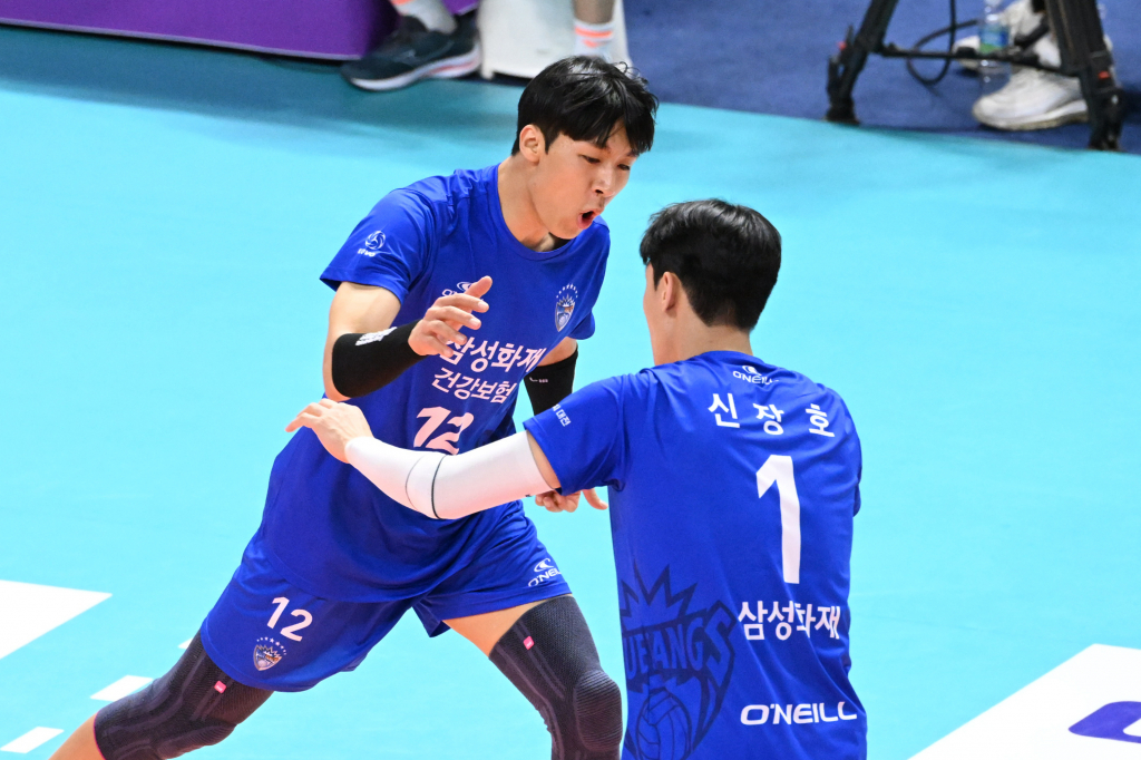 박성진(왼쪽)이 득점 후 신장호와 하이파이브를 나누고 있다. /사진=KOVO
