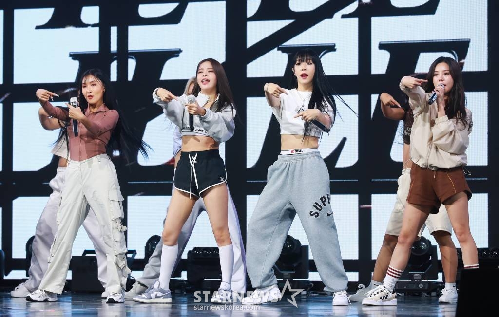 걸그룹 마마무(MAMAMOO)가 11일 오후 서울 광진구 예스24라이브홀에서 진행된 열두 번째 미니앨범 '마이크 온'(MIC ON) 발매기념 쇼케이스에서 신곡을 선보이고 있다. 이번 앨범에는 타이틀곡 '일낼라'를 비롯해 '하나둘셋 어이!'(1,2,3 Eoi!), 'L.I.E.C' 등 총 3곡이 수록된다. /2022.10.11 /사진=이동훈 기자 photoguy@