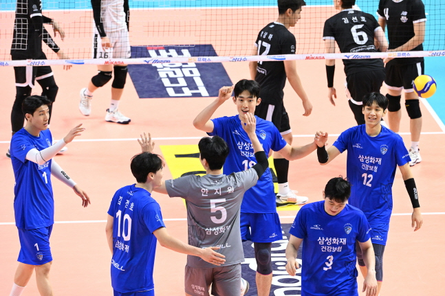 삼성화재 선수들이 9일 현대캐피탈과 컵대회에서 득점 후 기뻐하고 있다./사진=KOVO