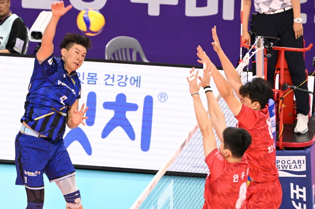 파나소닉 이와무라(왼쪽)가 9일 한국전력전 공격을 시도하고 있다. /사진=KOVO