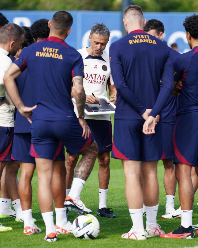 로리앙과 개막전을 앞두고 선수들에게 전술을 설명하는 엔리케 감독(가운데). /사진=PSG 공식 SNS