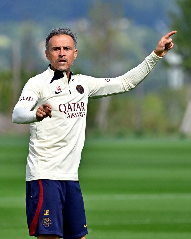 팀 훈련에서 선수들에게 설명을 하는 엔리케 감독. /사진=PSG 공식 SNS