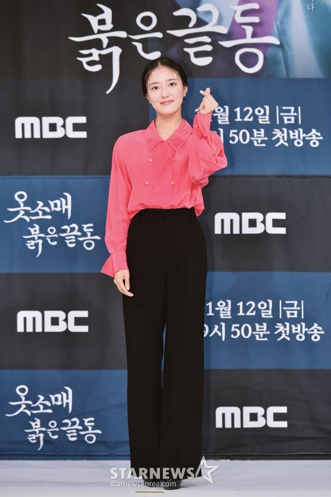 배우 이세영이 11일 오후 온라인 생중계로 진행된 MBC 새 드라마 '옷소매 붉은 끝동' 제작발표회에 참석해 포즈를 취하고 있다. 자신이 선택한 삶을 지키고자 한 궁녀와 사랑보다 나라가 우선이었던 제왕의 애절한 궁중 로맨스 '옷소매 붉은 끝동'은 오는 12일 첫 방송된다. /사진제공=MBC 2021.11.11 /사진=이동훈 기자 photoguy@