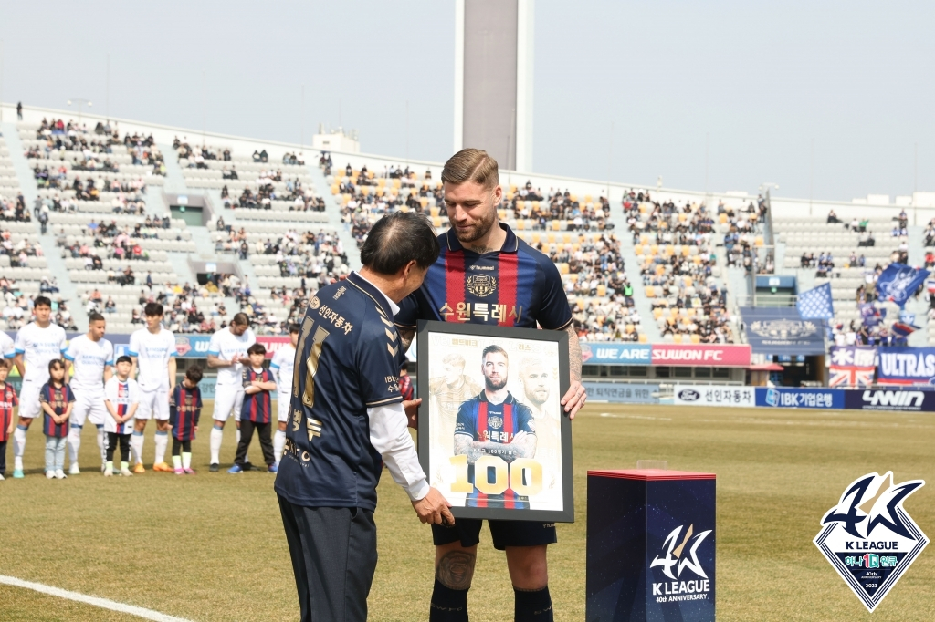 수원FC 라스(오른쪽)가 지난 3월 11일 K리그 통산 100경기 출장 기념식에서 축하 액자를 건네받고 있다. /사진=한국프로축구연맹 제공