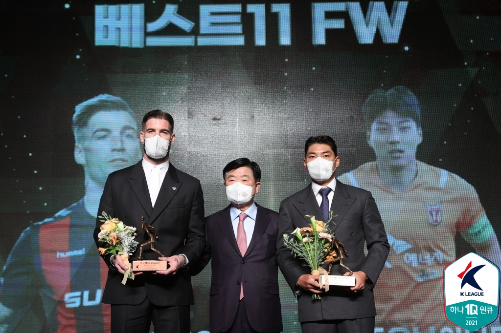 2021년 K리그1 베스트11에 뽑힌 라스(왼쪽). /사진=한국프로축구연맹 제공