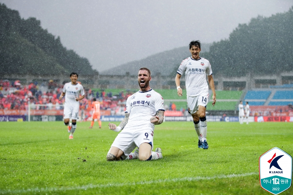 수원FC 라스(가운데). /사진=한국프로축구연맹 제공