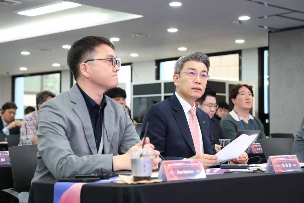 커넥트 위드 알리바바 플리기(CONNECT with Alibaba Fliggy) 행사에 참여 중인 알리바바 플리기 쪼우샤오천 사장(왼쪽)과 공사 이재환 부사장