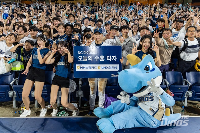 NC 김한별(가운데)이 지난달 27일 창원 KIA전 종료 후 수훈선수에 선정돼 포즈를 취하고 있다. /사진=NC 다이노스