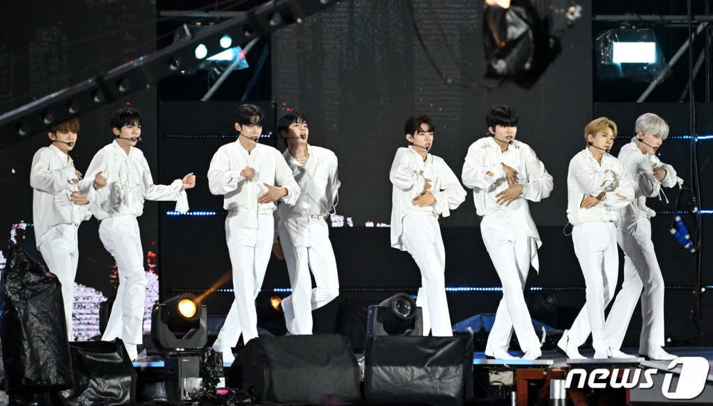 (서울=뉴스1) 사진공동취재단 = 11일 오후 서울 마포구 서울월드컵경기장에서 열린 ‘2023 새만금 세계스카우트잼버리 K팝 슈퍼 라이브 콘서트’에서 그룹 제로베이스원이 멋진 공연을 펼치고 있다. 2023.8.11/뉴스1 Copyright (C) 뉴스1. All rights reserved. 무단 전재 및 재배포 금지.