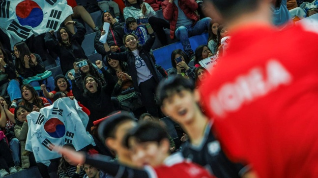 힌국 남자 배구 U-19 국가대표팀을 응원한 아르헨티나 현지인들. /사진=국제배구연맹