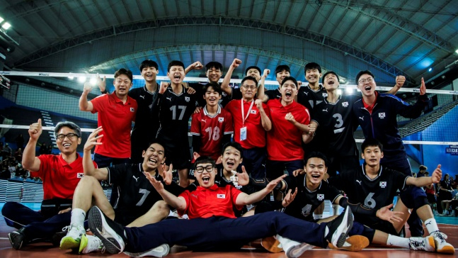 힌국 남자 배구 U-19 국가대표팀이 12일(한국시간) 아르헨티나 산후안에서 진행된 2023 국제배구연맹(FIVB) 세계남자유스배구선수권대회 미국과 3-4위 결정전에서 승리한 후 기념사진을 촬영하고 있다. /사진=국제배구연맹