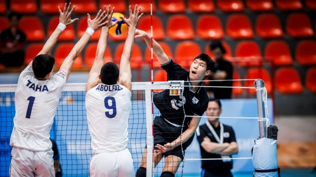 힌국 남자 배구 U-19 국가대표팀 주장 윤서진(검은색 유니폼)이 12일(한국시간) 아르헨티나 산후안에서 진행된 2023 국제배구연맹(FIVB) 세계남자유스배구선수권대회 미국과 3-4위 결정전에서 공격을 시도하고 있다. /사진=국제배구연맹