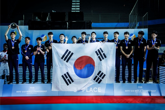 힌국 남자 배구 U-19 국가대표팀이 12일(한국시간) 아르헨티나 산후안에서 진행된 2023 국제배구연맹(FIVB) 세계남자유스배구선수권대회 동메달 획득 후 태극기를 들고 기념사진을 찍고 있다. /사진=국제배구연맹