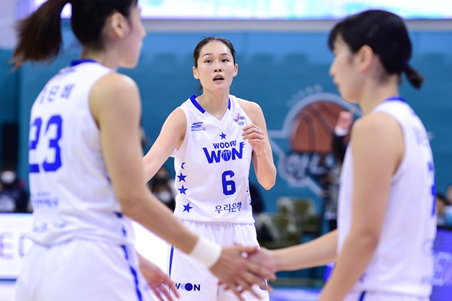 최이샘(가운데). /사진=WKBL