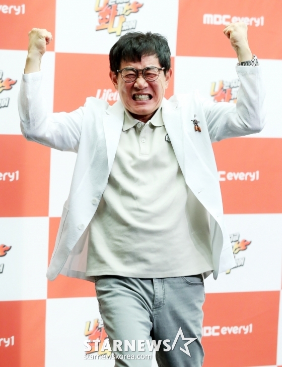 방송인 이경규가 14일 오후 서울 마포구 상암동 스탠포드서울에서 진행된 MBC에브리원·라이프타임 신규 예능 '나는 지금 화가 나있어' 제작발표회에 참석해 포즈를 취하고 있다. /사진=김창현 기자