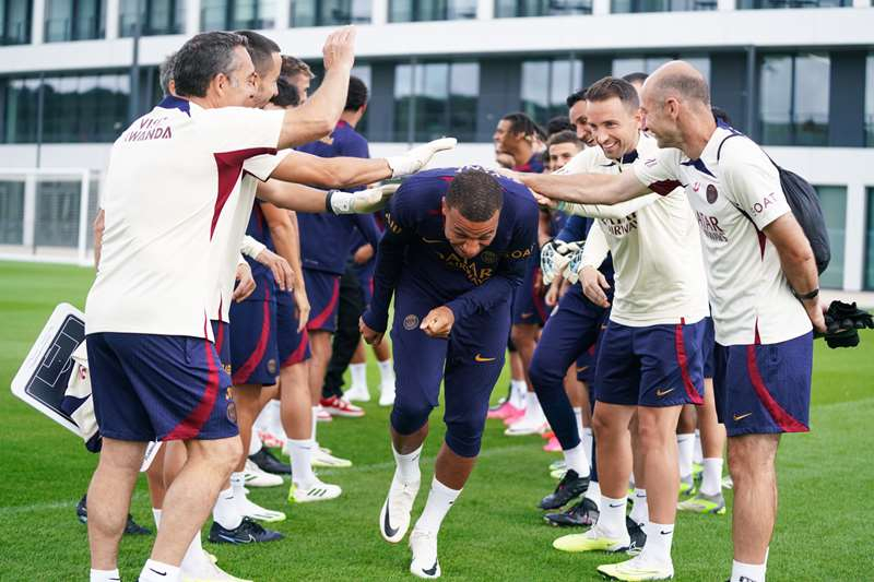 PSG 1군 훈련에 복귀해 동료들의 축하를 받는 킬리안 음바페(가운데). /사진=PSG 공식 홈페이지