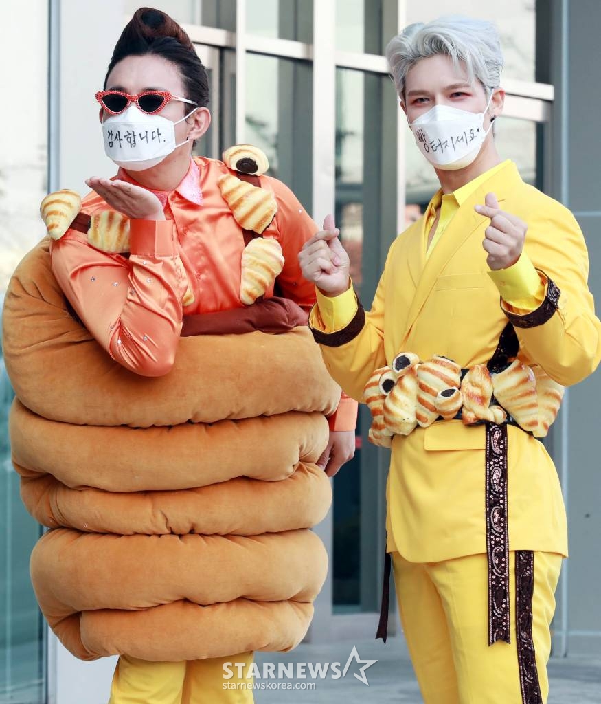 그룹 노라조 조빈과 원흠이 5일 오후 서울 마포구 MBC본사에서 열리는 '쇼 음악중심' 일정 차 도착하고 있다. /사진=임성균 기자 tjdrbs23@
