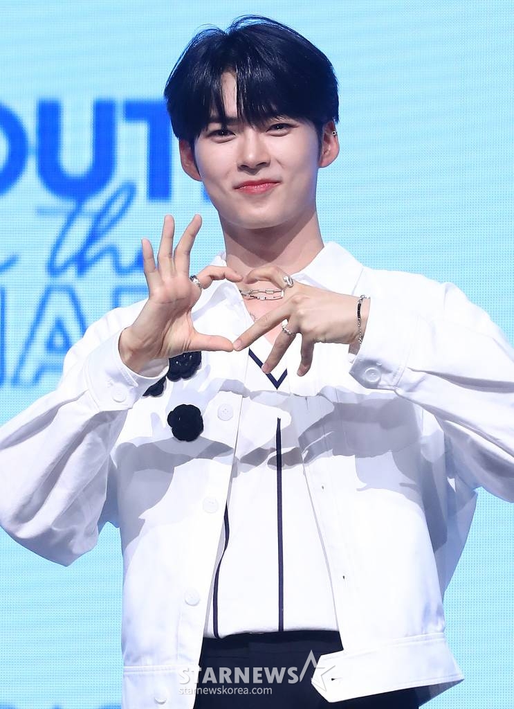 그룹 제로베이스원(ZEROBASEONE)이 10일 오후 서울 광진구 예스24 라이브홀에서 진행된 첫 번째 미니앨범 'YOUTH IN THE SHADE (유스 인 더 셰이드)' 발매 기념 쇼케이스에 참석해 포즈를 취하고 있다. 데뷔 앨범 'YOUTH IN THE SHADE'는 이 시대 청춘의 모습 즉, 찬란한 청춘의 아름다움과 그 이면의 불안정함을 담고 있다. 2023.07.10 /사진=김창현 기자 chmt@