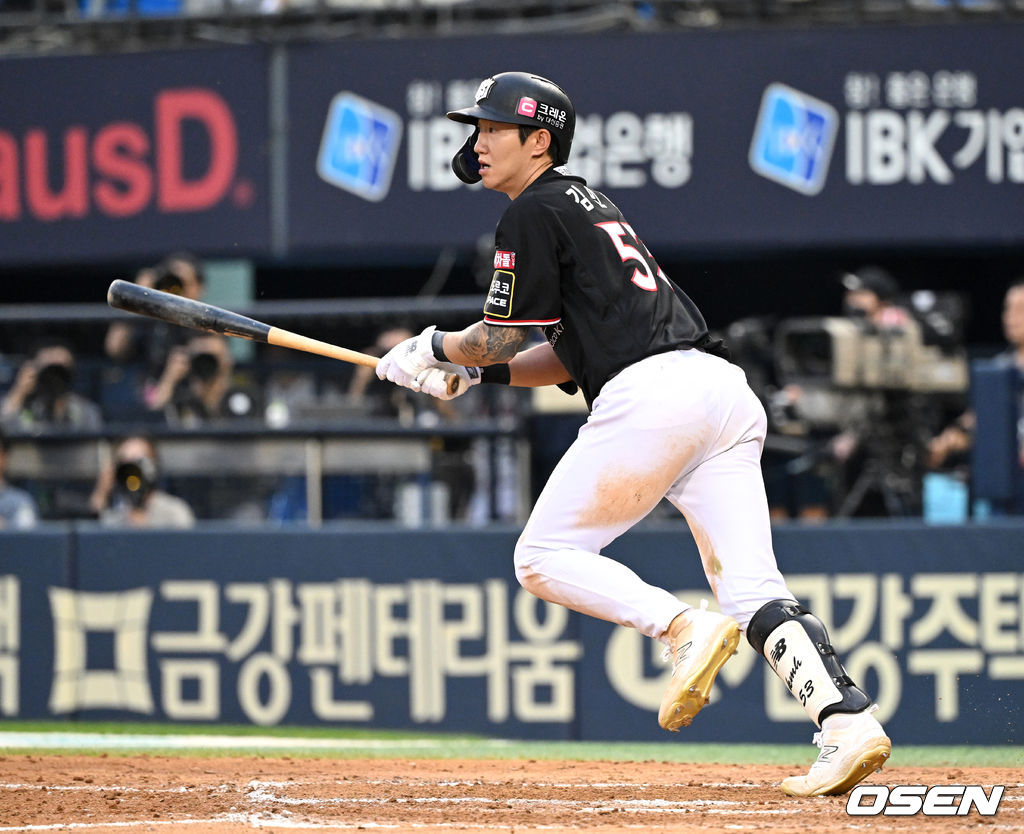 KT 김민혁이 8회초 결승타를 날리고 있다. /사진=OSEN
