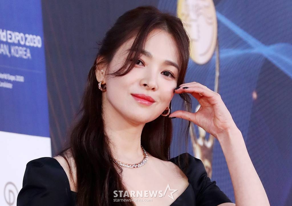 배우 송혜교가 19일 오후 인천 파라다이스 시티에서 열린 '제2회 청룡시리즈어워즈(Bluedragon Series Awards)' 레드카펫 행사에서 포즈를 취하고 있다. '청룡시리즈어워즈'는 넷플릭스부터 디즈니+(플러스), 시즌, 애플TV+(플러스), 왓챠, 웨이브, 카카오TV, 쿠팡플레이, 티빙이 제작하거나 투자한 국내 드라마와 예능을 대상으로 한 국내 최초, 단독 시상식이다. 2023.07.19 /사진=김창현 기자 chmt@
