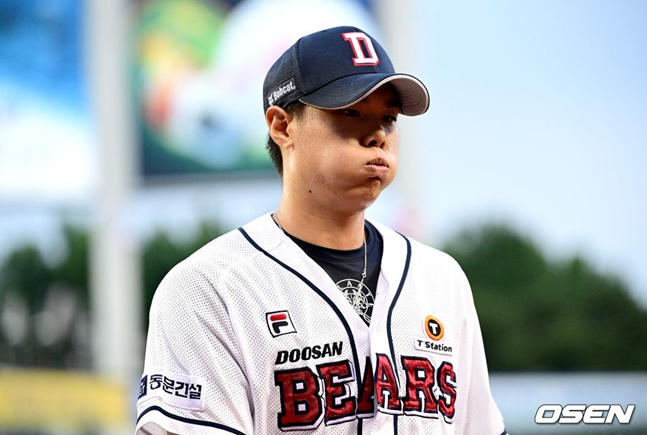 2회 4실점 후 아쉬워하는 두산 김동주. /사진=OSEN
