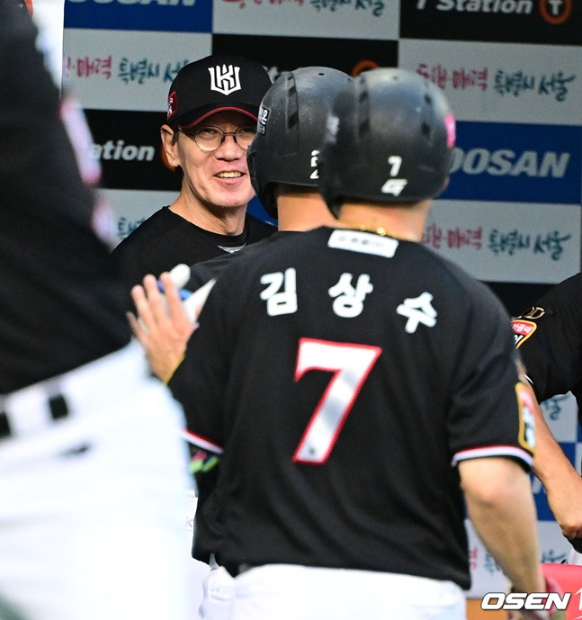 배정대에 홈런에 환한 미소를 짓는 이강철 감독(왼쪽). /사진=OSEN