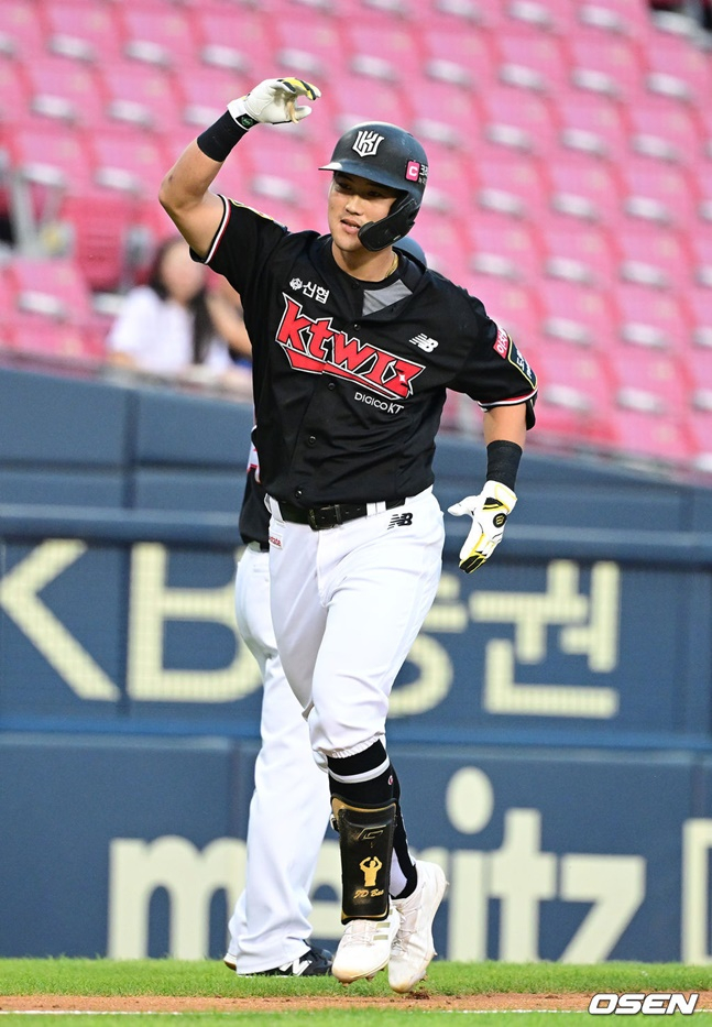 시즌 1호 홈런을 치고 세리머니를 하는 배정대. /사진=OSEN