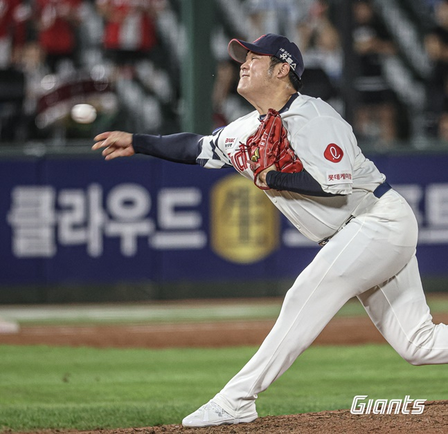 롯데 한현희가 17일 사직 SSG전에서 투구하고 있다. /사진=롯데 자이언츠