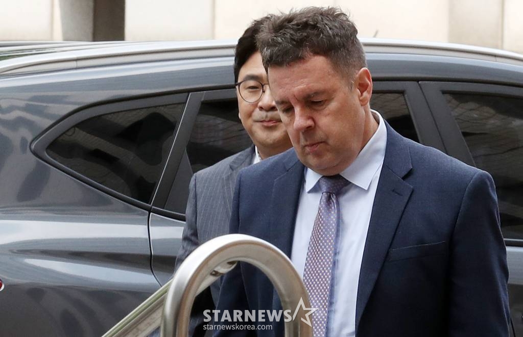 필로폰을 투약해 마약류관리에 관한 법률 위반 혐의로 불구속 기소된 방송인 로버트 할리가 9일 오전 서울 서부지방법원에서 열린 첫 공판에 출석하고 있다. /사진=김휘선 기자 hwijpg@