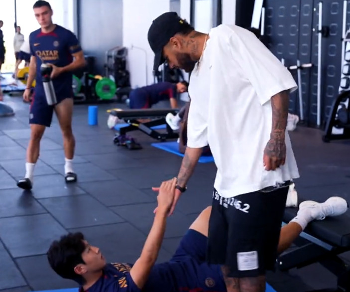 이강인(아래)과 네이마르(위)가 손을 맞잡은 모습. /사진=PSG 공식 SNS 영상 캡처