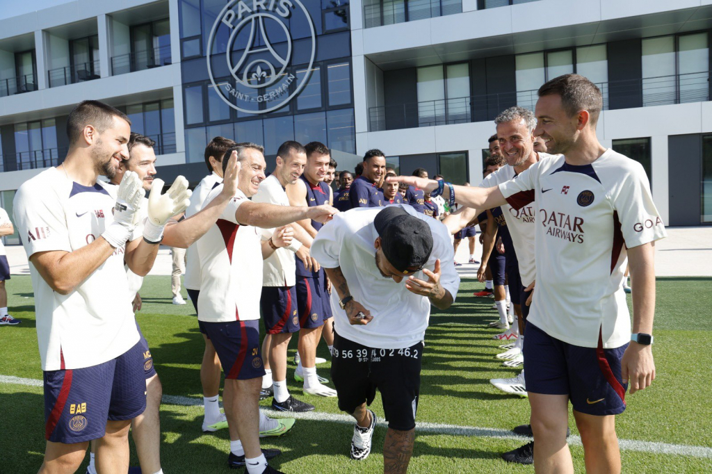 PSG 선수들이 네이마르(가운데)의 등을 토닥이며 마지막 작별 인사를 나누고 있다. /사진=PSG 공식 SNS 영상 캡처