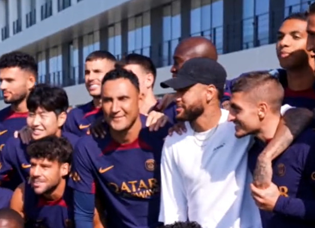 네이마르(왼쪽 두 번째)가 PSG 선수들과 기념 촬영을 하고 있다. /사진=PSG 공식 SNS 영상 캡처