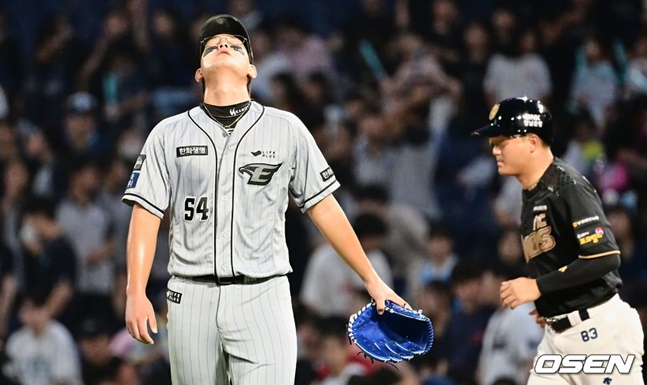 실점 후 아쉬워하는 김서현(왼쪽). /사진=OSEN