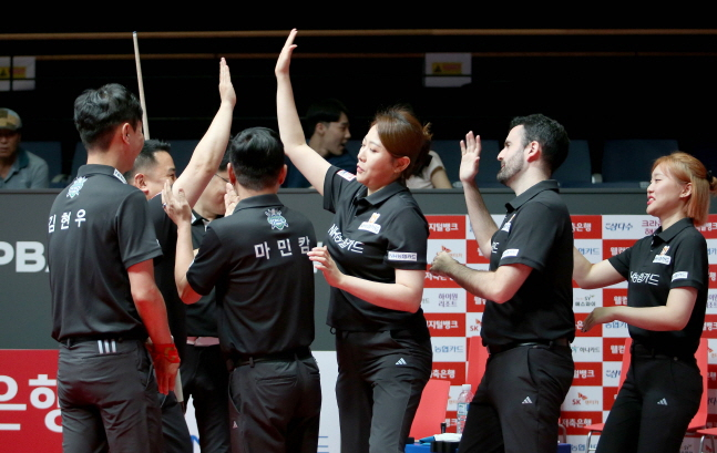 17일 승리를 거두고 기뻐하는 NH농협카드 선수들. /사진=PBA 투어