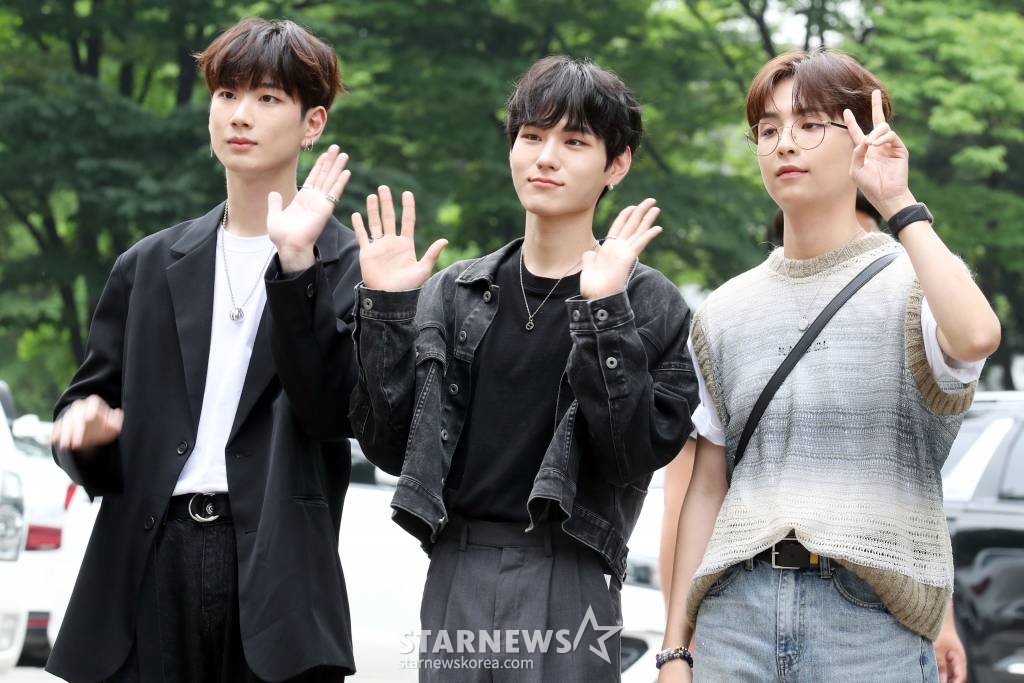그룹 BDC가 17일 오전 서울 여의도 KBS공개홀에서 진행되는 '뮤직뱅크' 출연을 위해 도착하고 있다. 2022.06.17 /사진=임성균 기자 tjdrbs23@