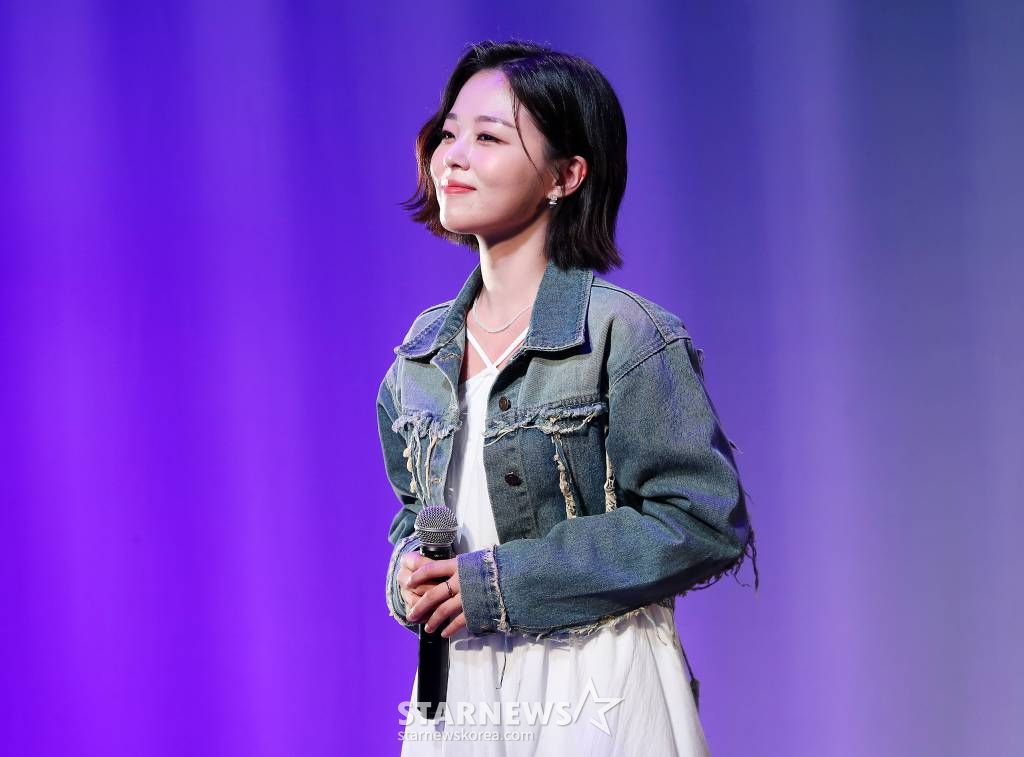 가수 HYNN(박혜원)이 10일 오후 서울 마포구 서교동 벨로주 홍대에서 진행된 여름 소품집 '하계 : 夏季' 발매 기념 기자간담회에서 멋진 공연을 선보이고 있다. 2023.08.10 /사진=김창현