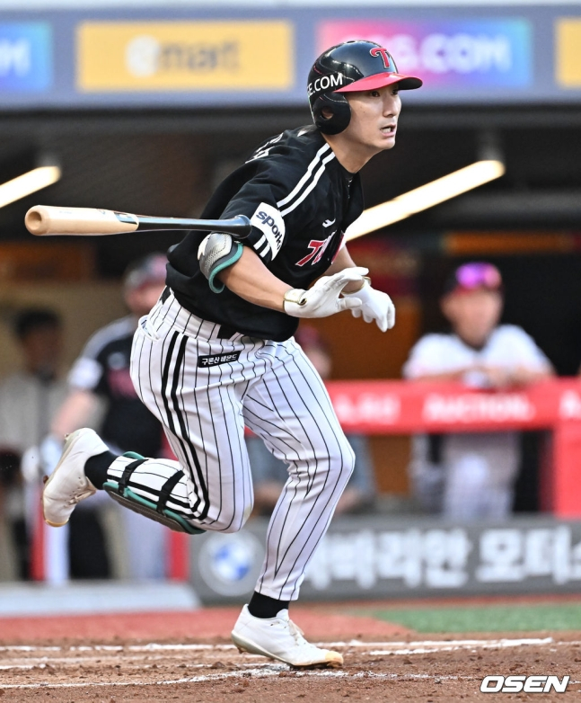 LG 신민재가 19일 인천 SSG전 3회초 무사 2, 3루에서 우익선상 2타점 적시 2루타를 치고 있다.