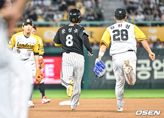 LG 문성주(가운데)가 19일 인천 SSG전 6회초 1사 1루에서 2루 도루를 시도하다 런다운에 걸렸다. 이후 태그 아웃.