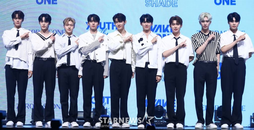 그룹 제로베이스원(ZEROBASEONE)이 10일 오후 서울 광진구 예스24 라이브홀에서 진행된 첫 번째 미니앨범 'YOUTH IN THE SHADE (유스 인 더 셰이드)' 발매 기념 쇼케이스에 참석해 포즈를 취하고 있다. 데뷔 앨범 'YOUTH IN THE SHADE'는 이 시대 청춘의 모습 즉, 찬란한 청춘의 아름다움과 그 이면의 불안정함을 담고 있다. 2023.07.10 /사진=김창현 기자 chmt@