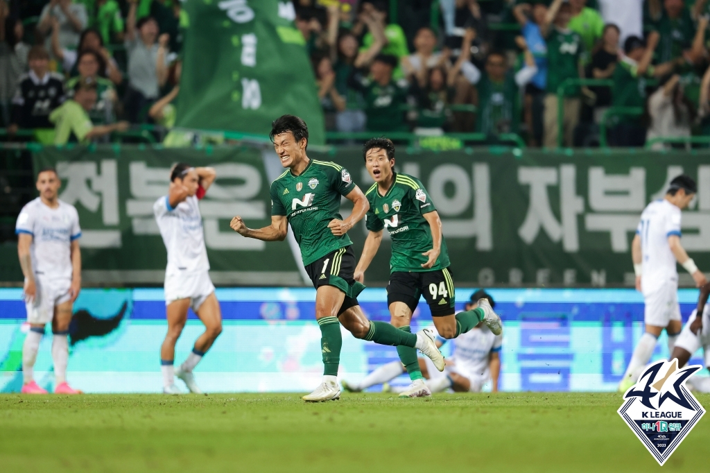 전북 현대 한교원(가운데). /사진=한국프로축구연맹