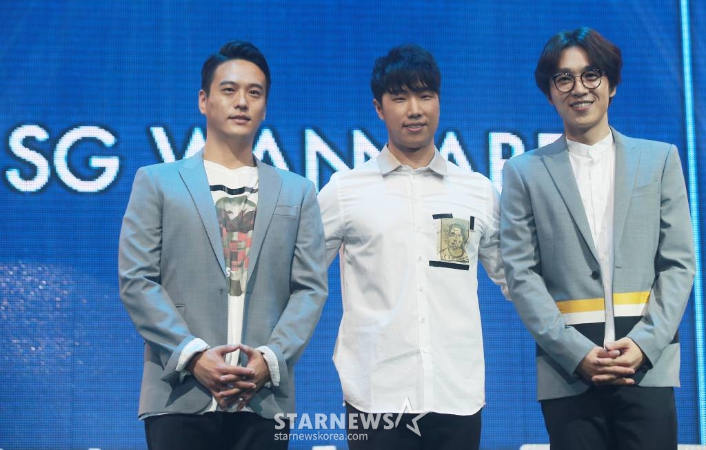 보컬 그룹 SG워너비가 20일 오후 서울 마포구 서교동 무브홀에서 열린 새 미니앨범 '더 보이스'(THE VOICE 컴백 쇼케이스에서 포즈를 취하고 있다. 새 미니앨범 '더 보이스'는 최고의 프로듀서 조영수와 히트 메이커 김도훈이 참여했다. '가슴 뛰도록', '좋은 기억' 등 2곡의 타이틀을 비롯해 SG워너비 앨범 커리어 최초로 멤버 전원이 직접 작사, 작곡에 참여한 자작곡 3곡도 수록됐다. /사진=김창현 기자 chmt@