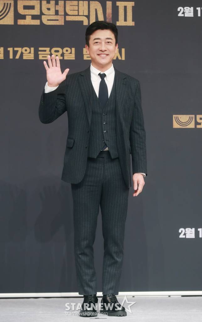 배우 장혁진이 17일 오후 서울 목동 SBS에서 진행된 금토드라마 '모범택시2' 제작발표회에 참석해 포즈를 취하고 있다. 베일에 가려진 택시회사 무지개 운수와 택시기사 김도기가 억울한 피해자를 대신해 복수를 완성하는 사적 복수 대행극 '모범택시2'는 오늘(17일) 첫 방송된다. /2023.02.17 /사진=이동훈 기자 photoguy@