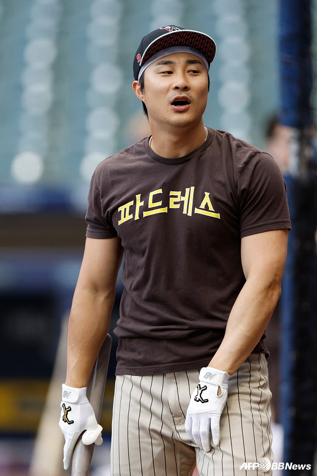 김하성이 26일 밀워키전을 앞두고 한글로 팀 이름이 새겨진 티셔츠를 입고 훈련을 하고 있다. /AFPBBNews=뉴스1