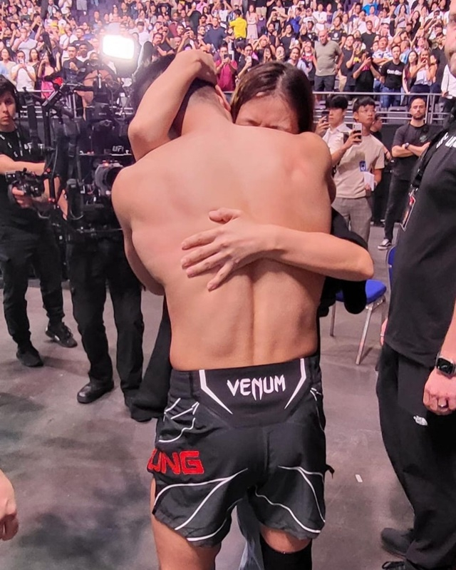 경기 후 뜨거운 포옹을 나누는 정찬성. /사진=UFC SNS